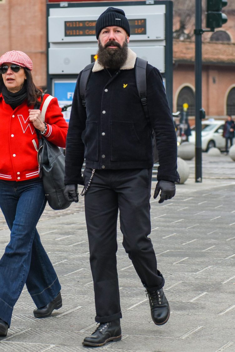 Casual look with work boots in cool all-black with boa collar accent