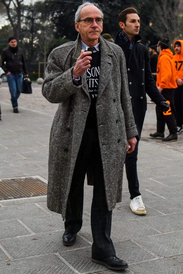 The dignified gray coat coordinate with pop decalogo items gives a fresh and soft impression!