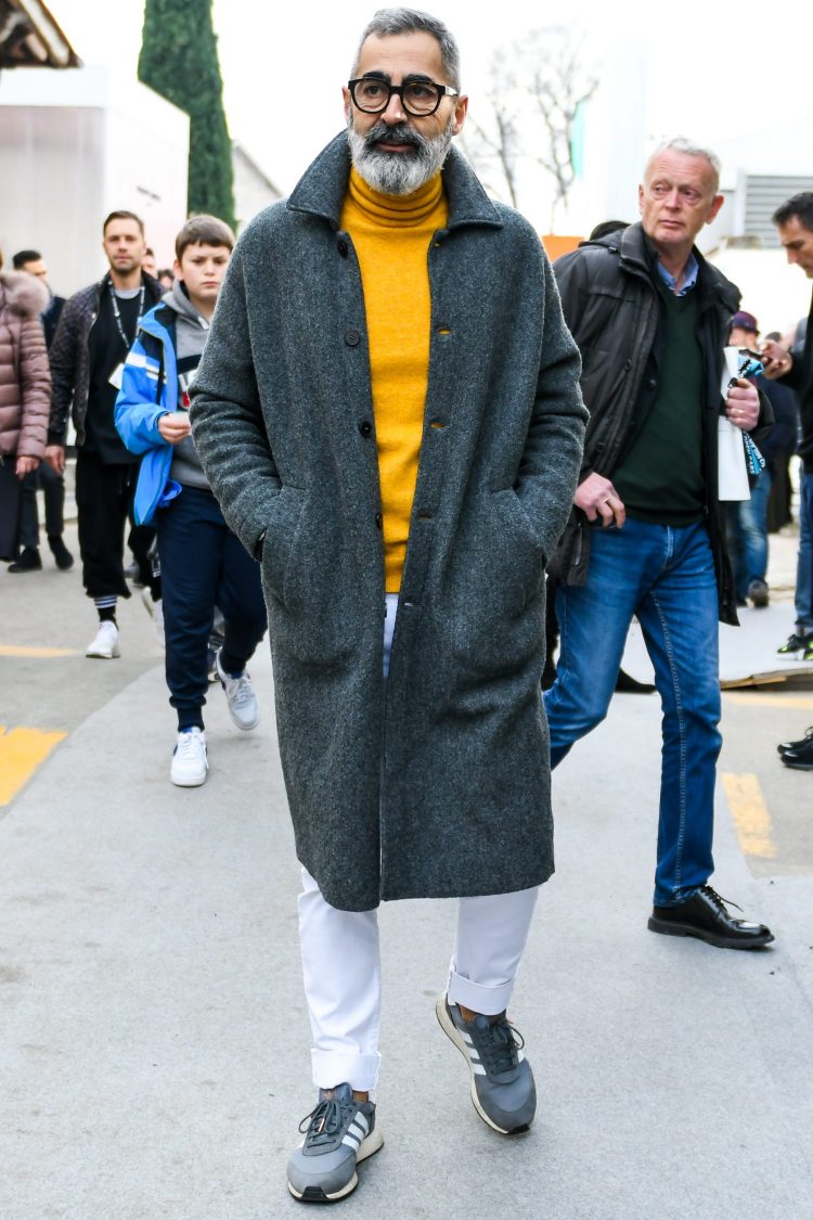 Gray coat blends with yellow in the same tone to give a fresh finish to the coordination.
