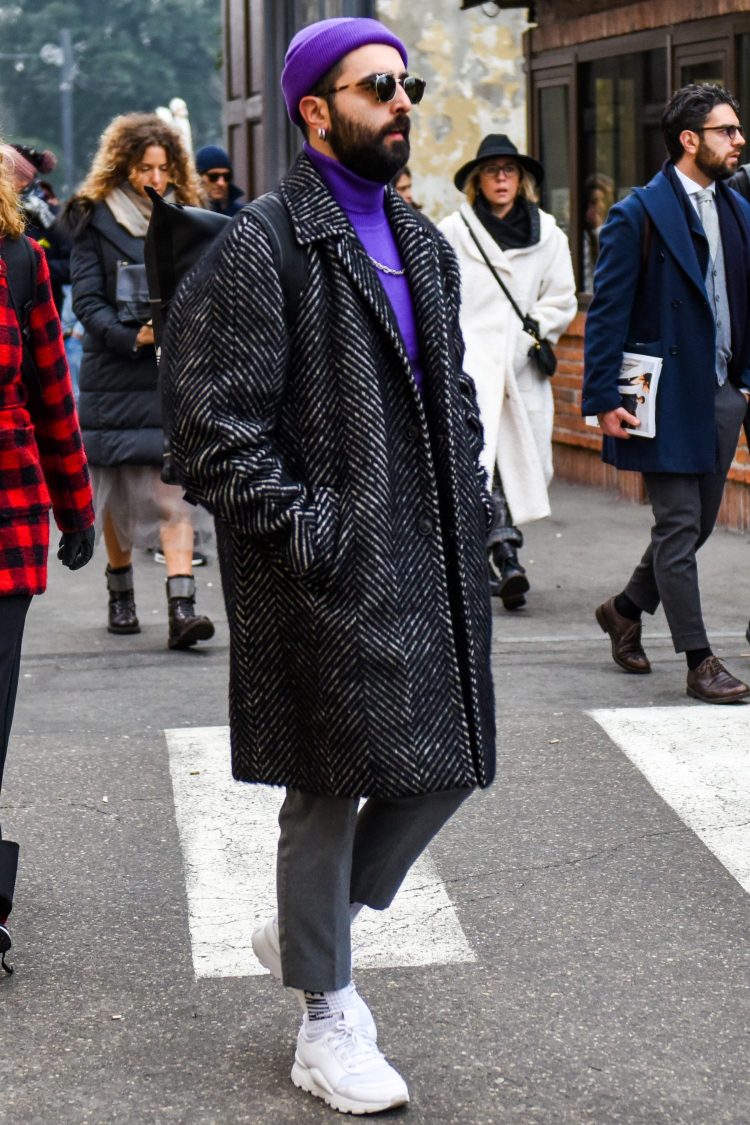 The use of purple to create a unique style in men's gray coat coordination for a character-driven look