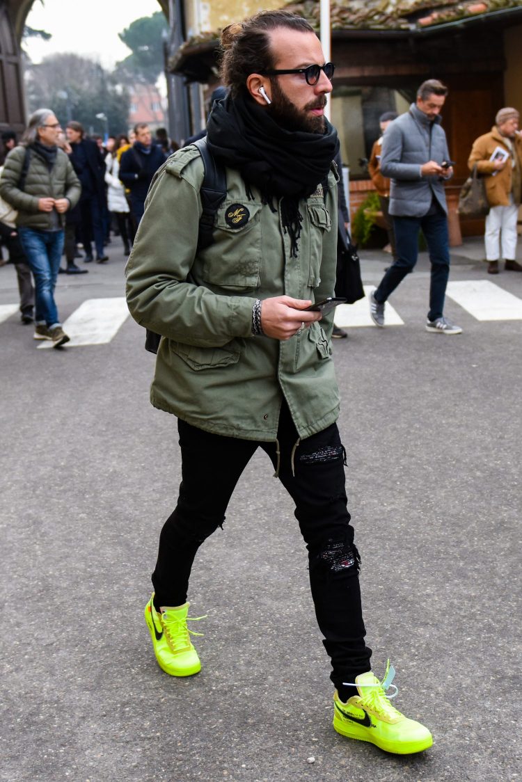 Fluorescent sneakers add an "in-demand" spice to military coordinates!