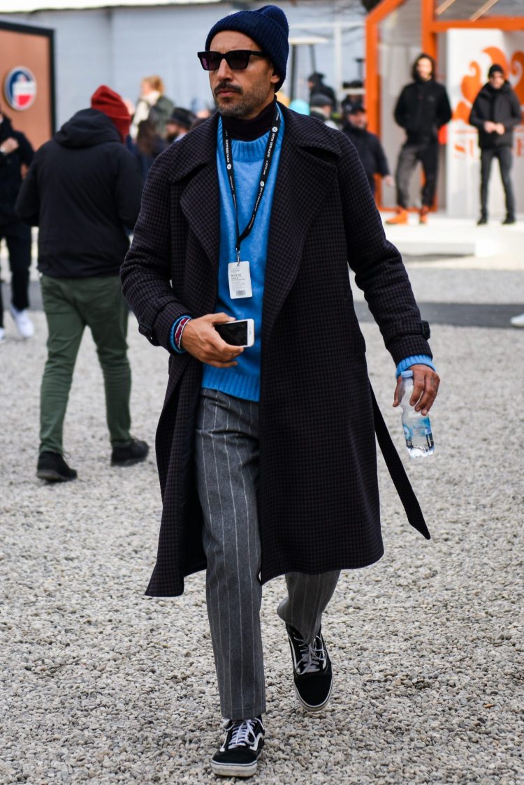 Different tones make a difference! Stylish winter coordinate by layering around the neck and adding a splash of color!