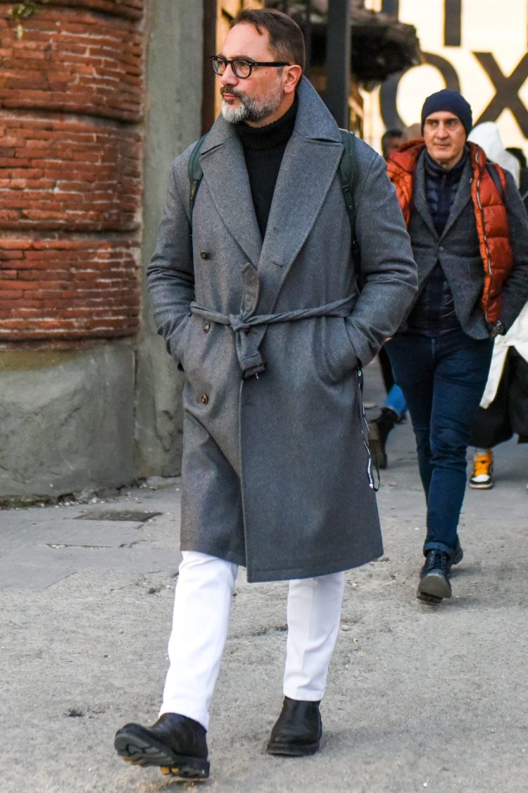 A monotone coordinate of gray coat and white pants that adds cleanliness to a chic look