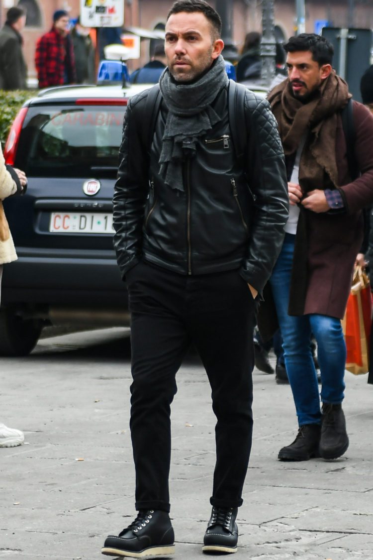 Riders' jacket with stitches on the shoulders raises the martial spirit of the coordination to a new level.