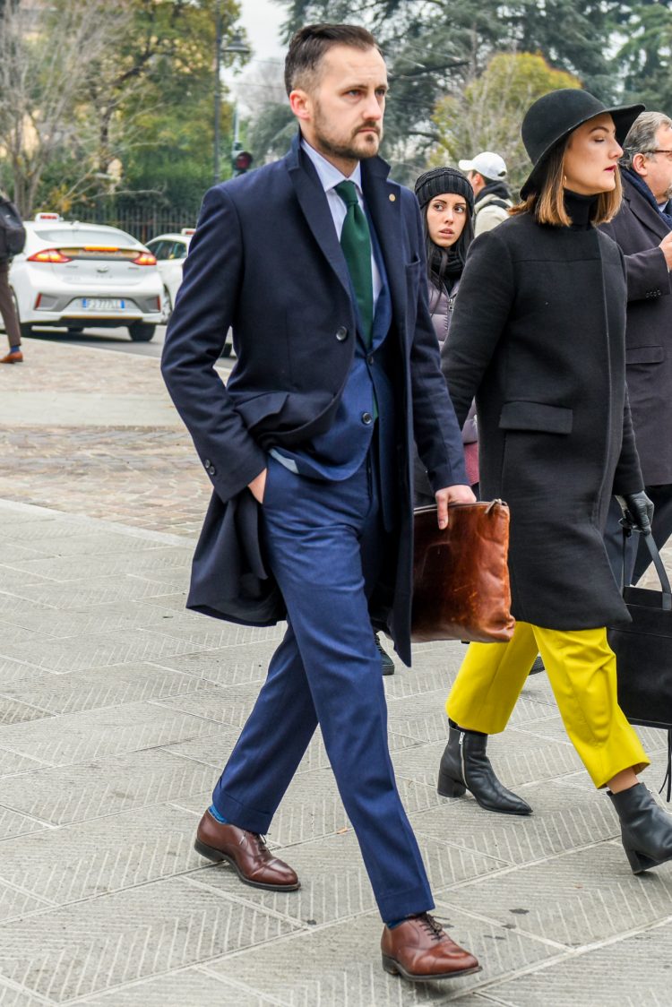 The versatile navy suit changes the impression of the outfit with the design of the tie!