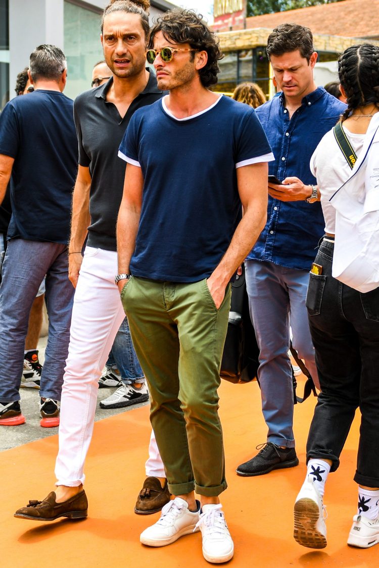 The white leather sneakers are linked to the flirty layered white T, creating a subtle sense of unity in the coordination.