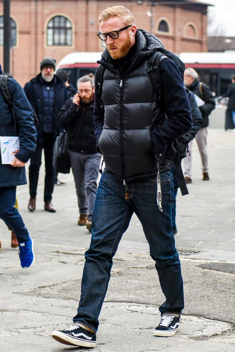 バンズ スニーカー コーデ「重見えしがちなダークカラーの冬コーデをオールドスクールでさりげなく軽やかに」