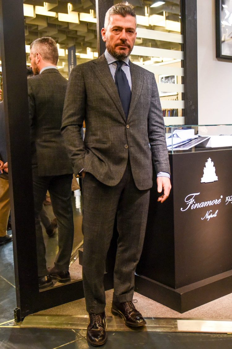 Choose a brownish gray suit to make your business coordinate look moist and mature.