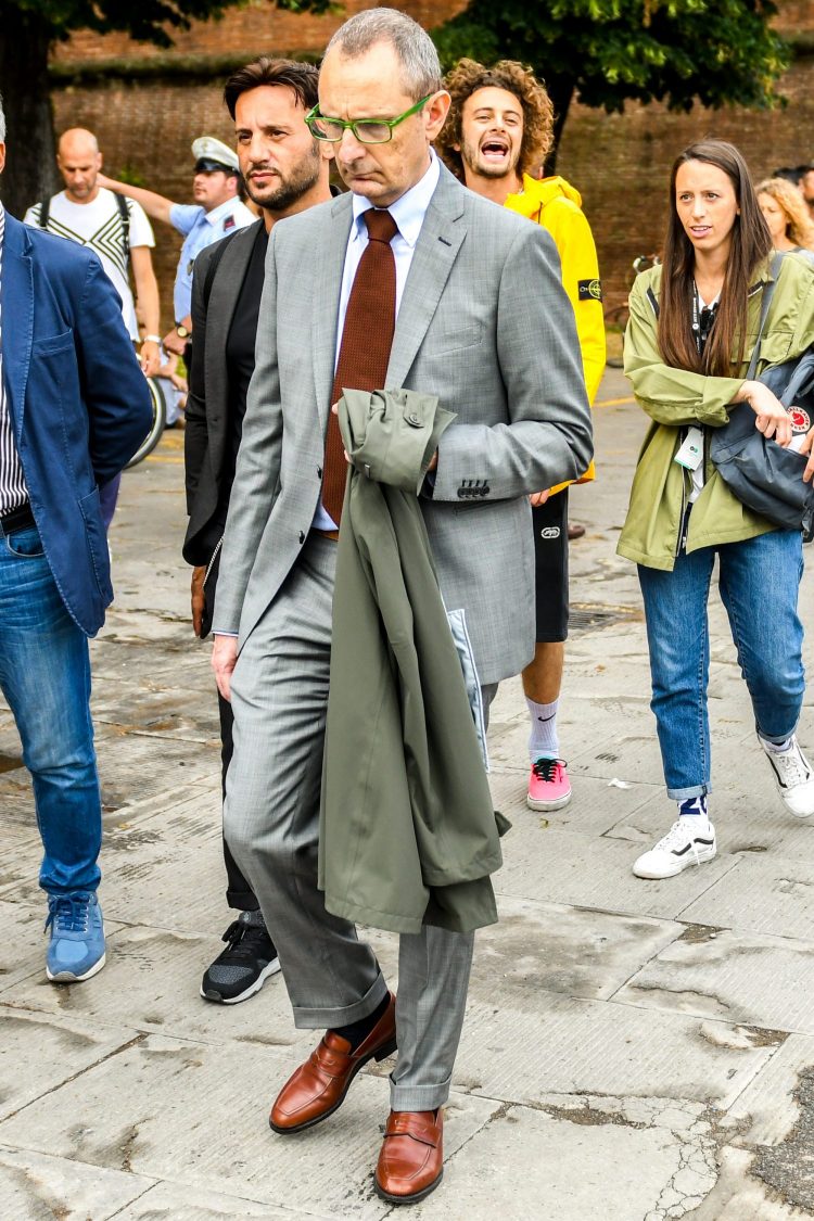 Add a calm and mature atmosphere to a light gray suit with brown accessories.