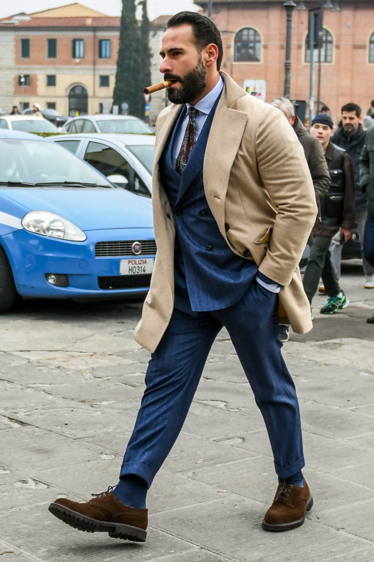 Command sole shoes are added to the navy suit coordinate to add a touch of raunchiness!