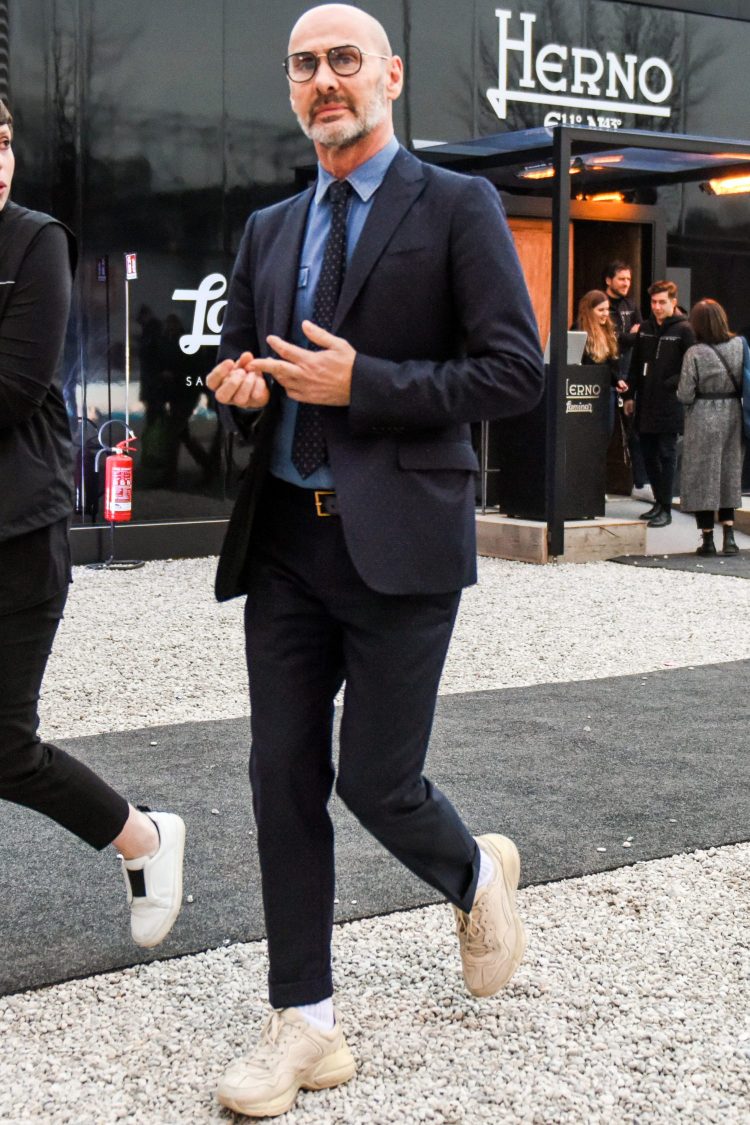 Leather sneakers with chunky soles add a stylish accent to a tied-up suit coordinate.