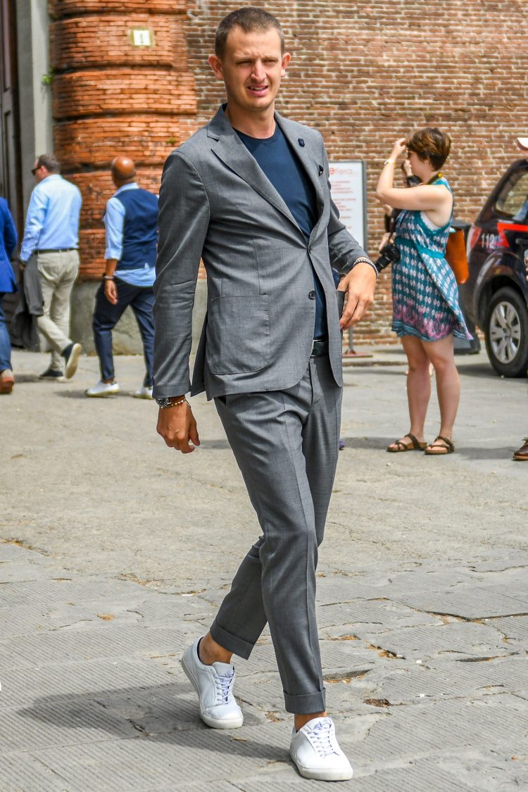The silhouette and length of a gray suit with white sneakers are important!