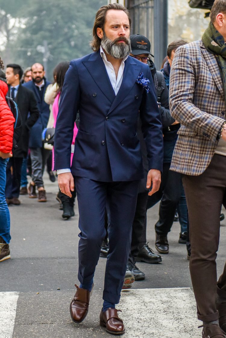 A simple navy suit coordinate can be glamorized with the incorporation of a pocket chief!