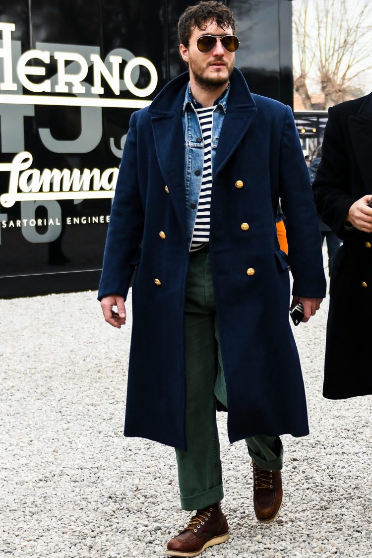 Casual coordinate of navy coat that expresses masculinity through the combination of martial items.