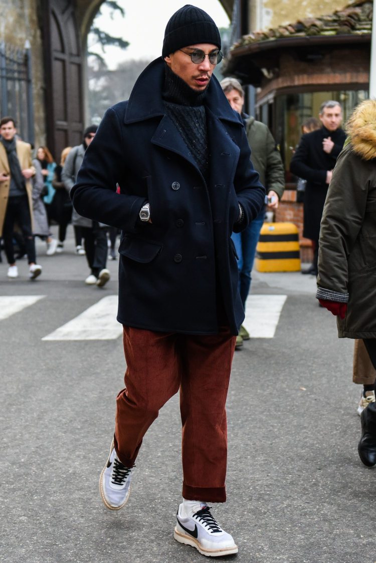 Short navy coat and white suni add youthfulness to the winter coordinate.