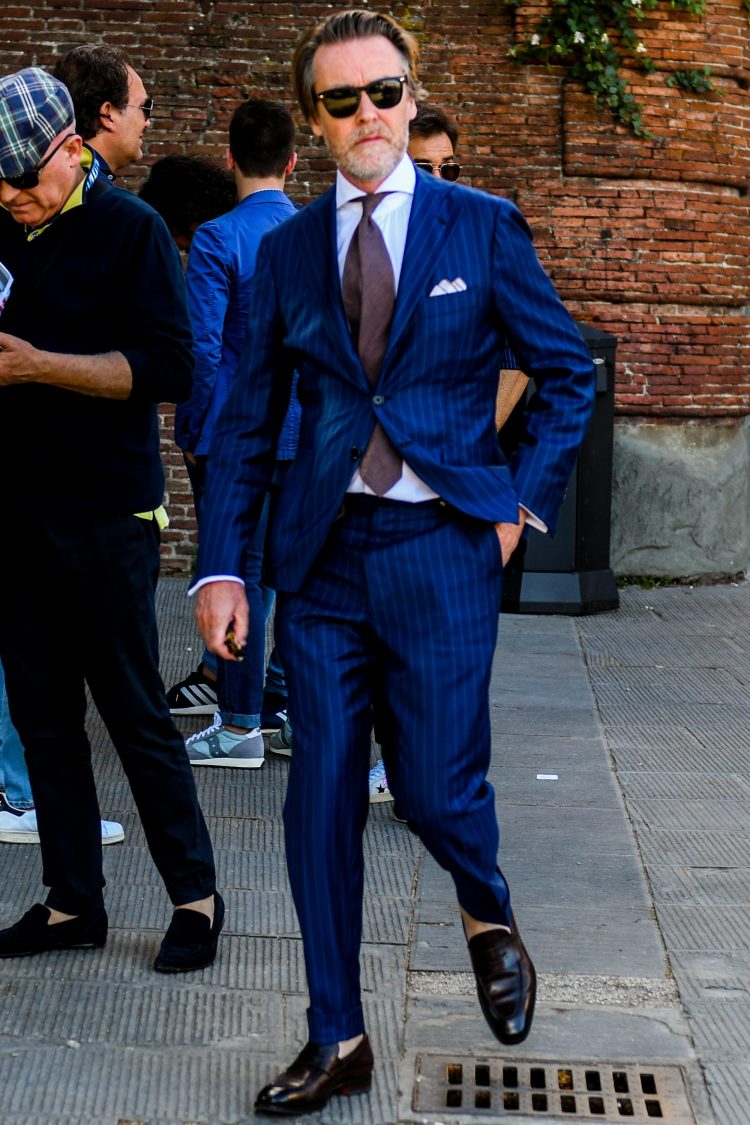 Choose a tie that matches the nuance of the navy suit to create a good impression.