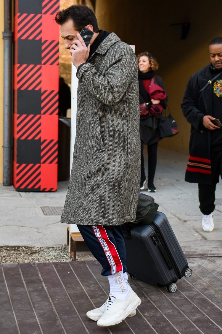 Mixed coordinate of sideline pants and a classic stainless steel collar coat with different tastes.