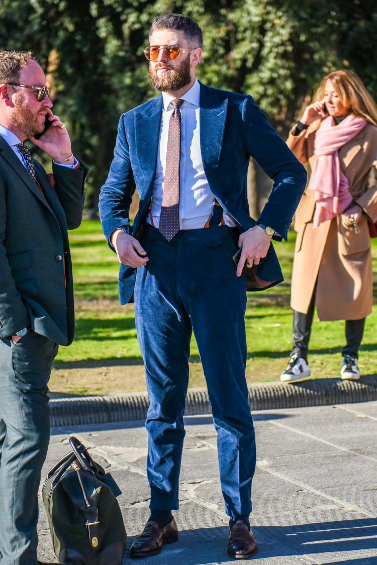 Create an elegant Azzurro e Marrone outfit with a velvet navy suit and brown tie.