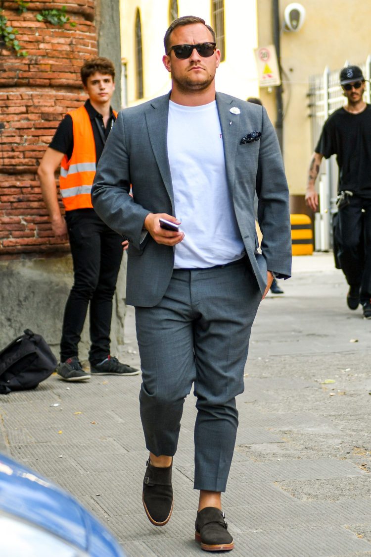 Adjust the balance of a casual-down gray suit outfit by making full use of tucking in.