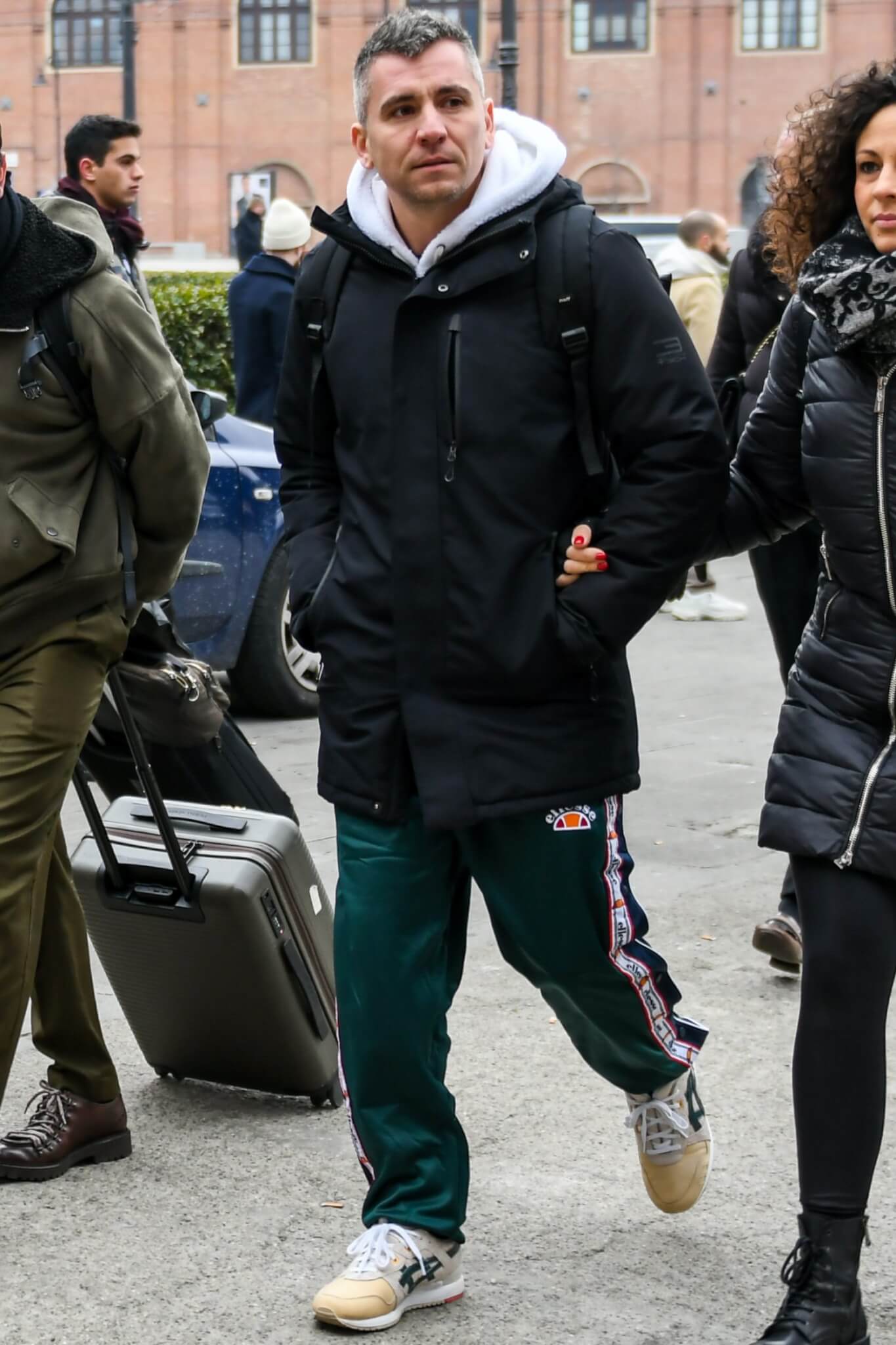 サイドラインパンツ コーデ メンズ特集 幅広い着こなしバリエーション アイテムを紹介 メンズファッションメディア Otokomae 男前研究所 ページ 18 ページ 18