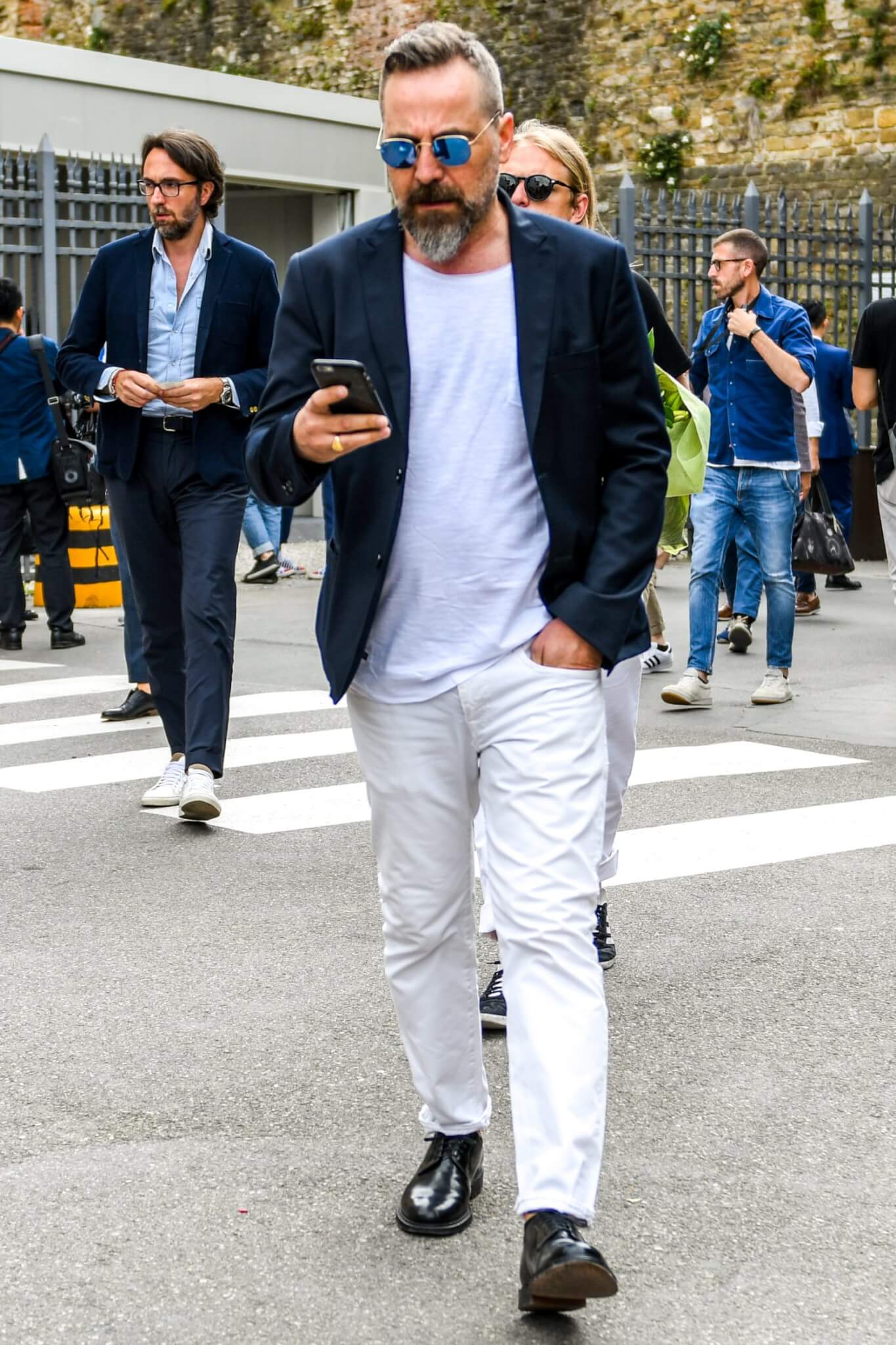 ホワイトジーンズは“イイこと尽くめ”の万能パンツ！注目のメンズコーデアイテムを紹介 メンズファッションメディア OTOKOMAE 男前研究所  ページ ページ