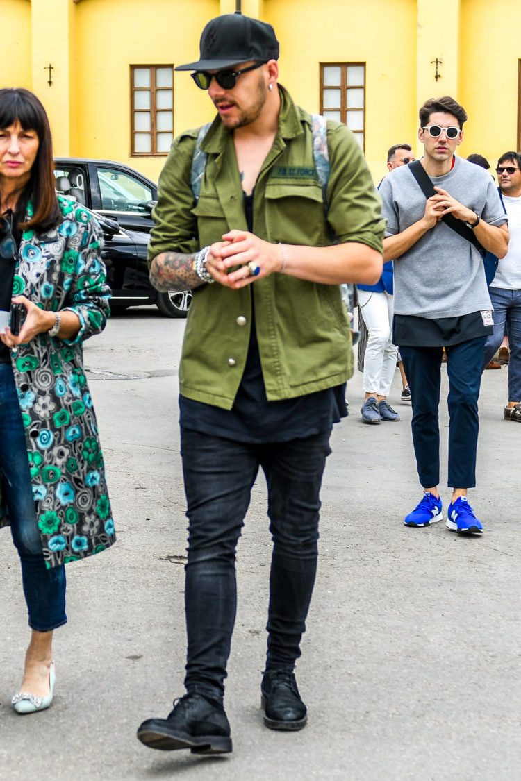 Urban black denim for a cool look with an army shirt