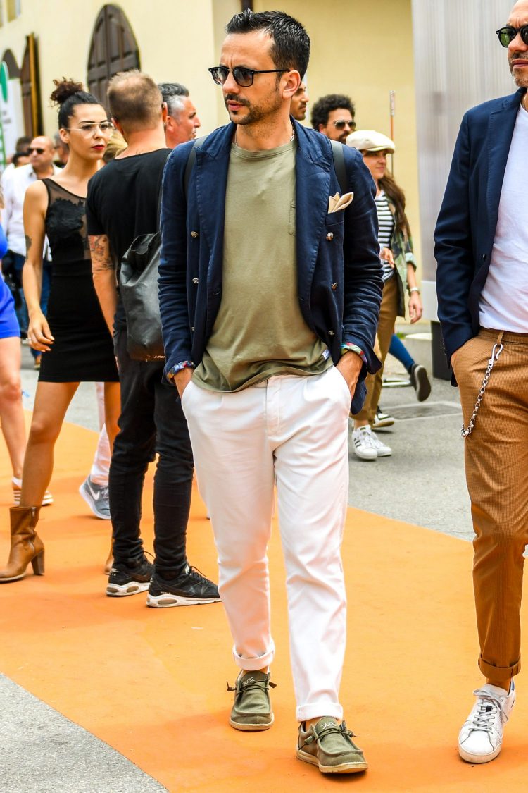 A light, uncontoured navy blue blazer makes a difference in spring jacket coordination!