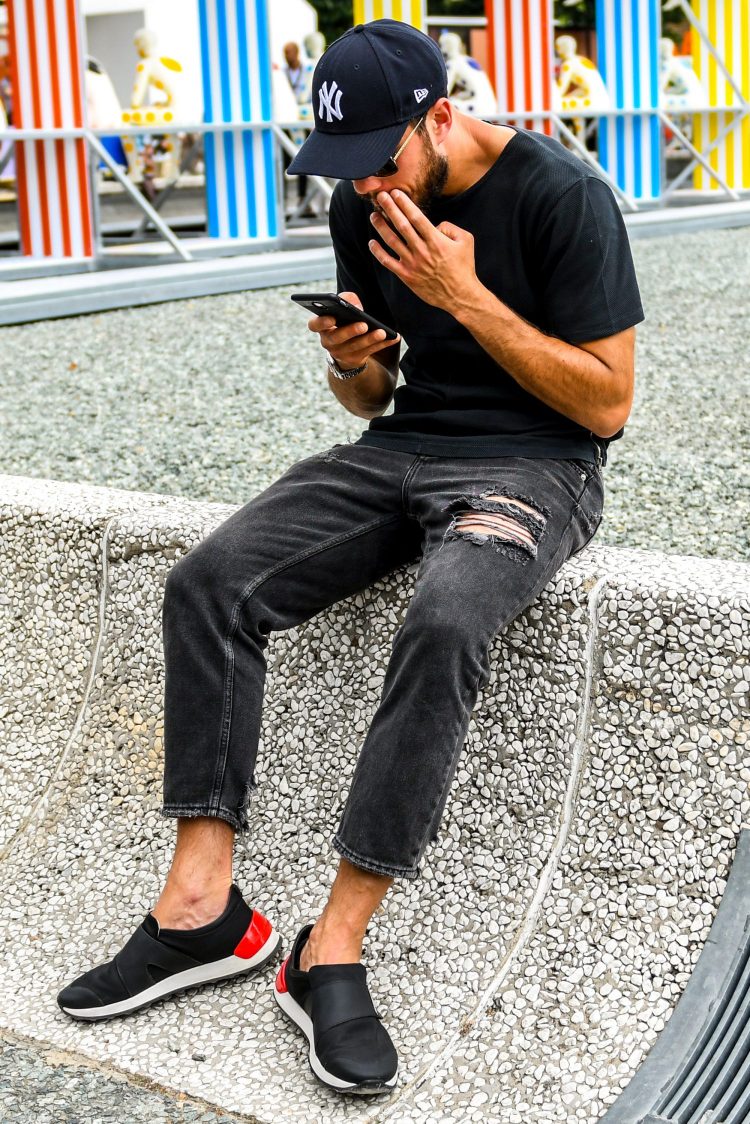 Accentuate the damage details and keep the summer black denim coordinate light.