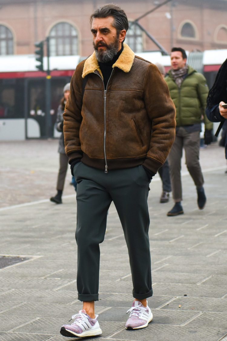 Smart gray pants that accentuate the masculinity of the shearling blouson