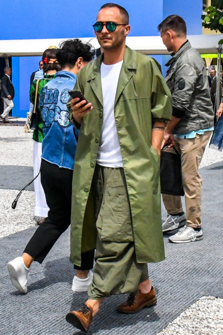 Wear the season's hottest " long length spring coat " lightly by making full use of rolled-up sleeves.