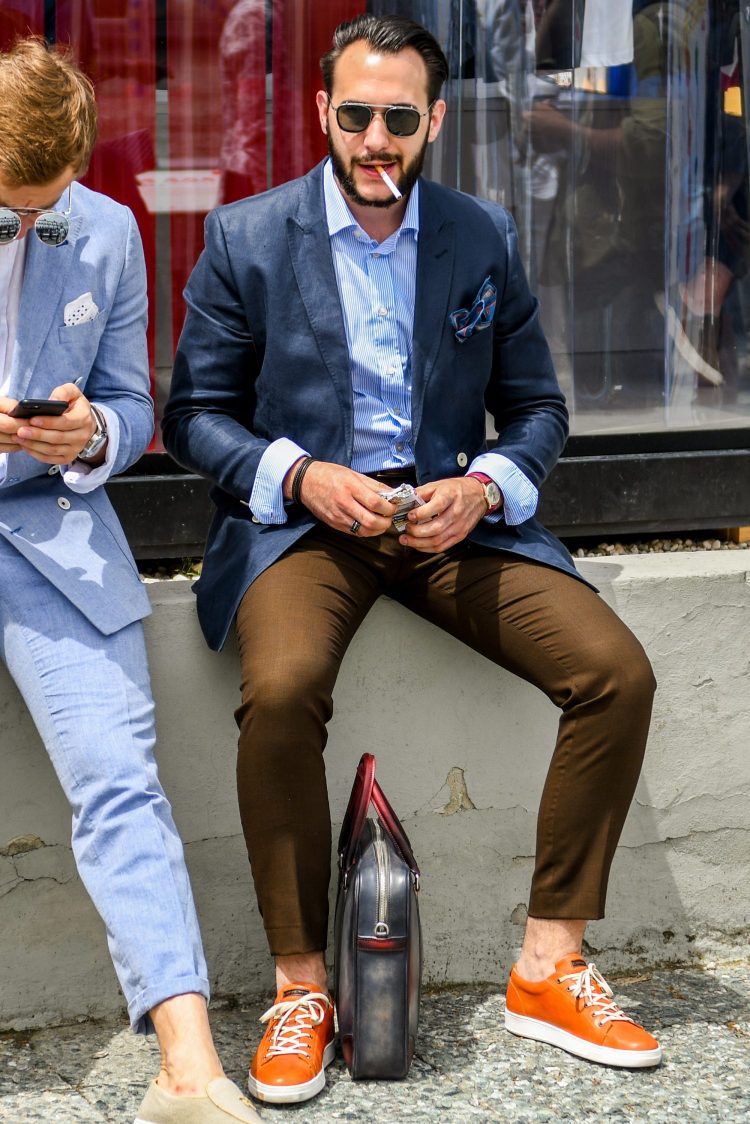 Brown pants and a glossy jacket create a higher grade of jacket-pants coordination that exudes a man's sex appeal.