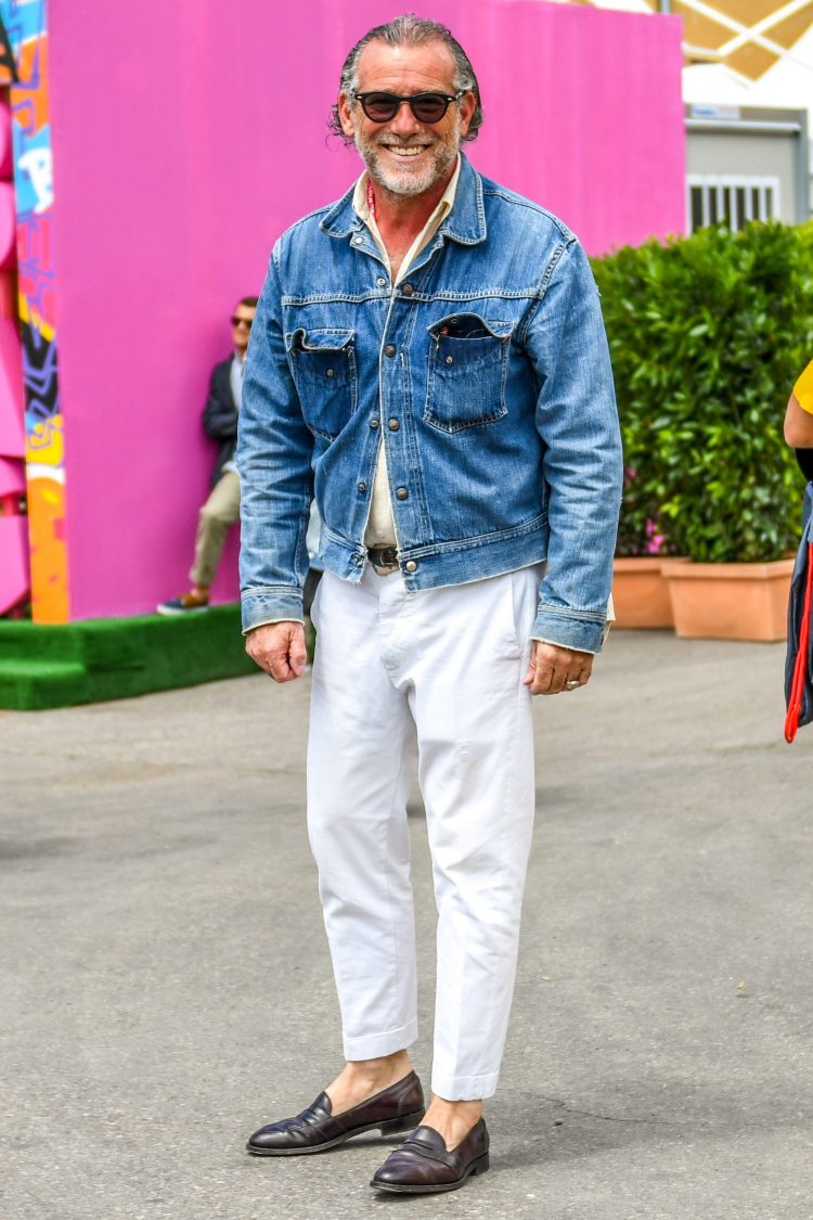 White pants and barefoot loafers express a fresh American casual style