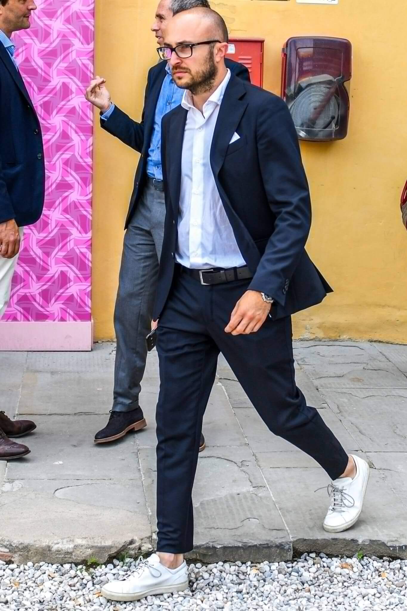 白スニーカー メンズコーデ特集 大人の余裕が漂う瀟洒な着こなし アイテム紹介 メンズファッションメディア Otokomae ページ 22 ページ 22