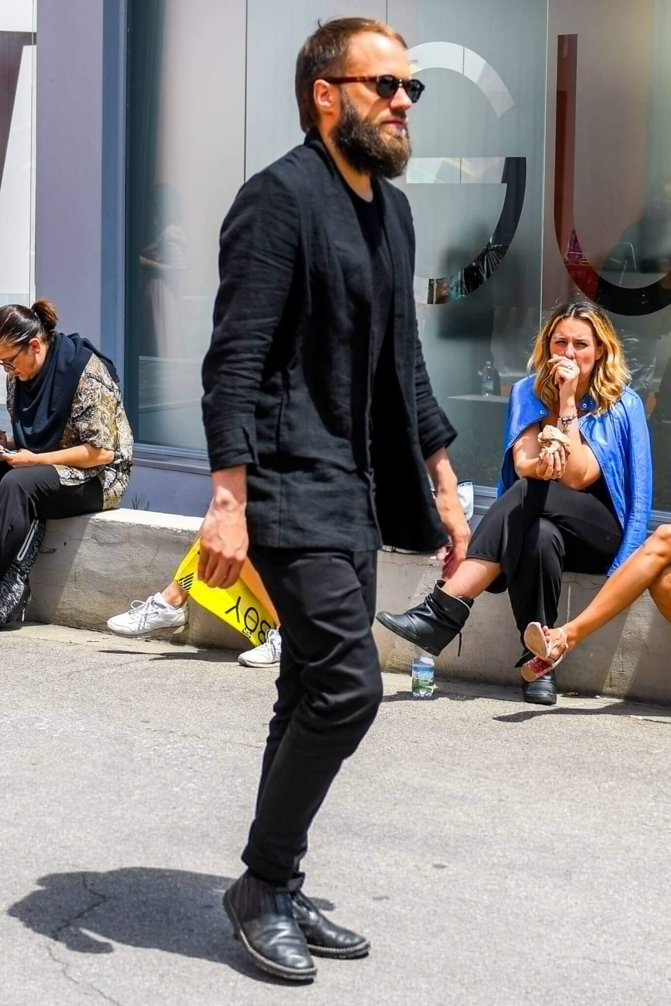 ブラックデニム コーデ メンズ特集！都会的な男の着こなし&アイテムを紹介 | メンズファッションメディア OTOKOMAE / 男前研究所