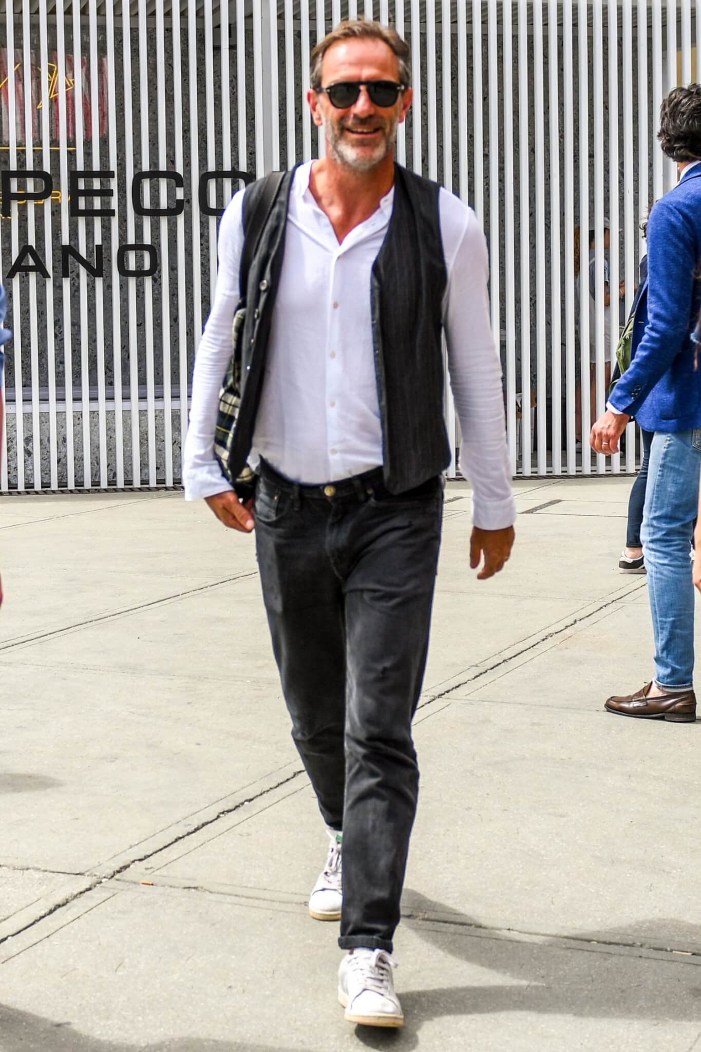 ブラックデニム コーデ メンズ特集！都会的な男の着こなしアイテムを紹介 | メンズファッションメディア OTOKOMAE / 男前研究所 - ページ  13 | ページ 13