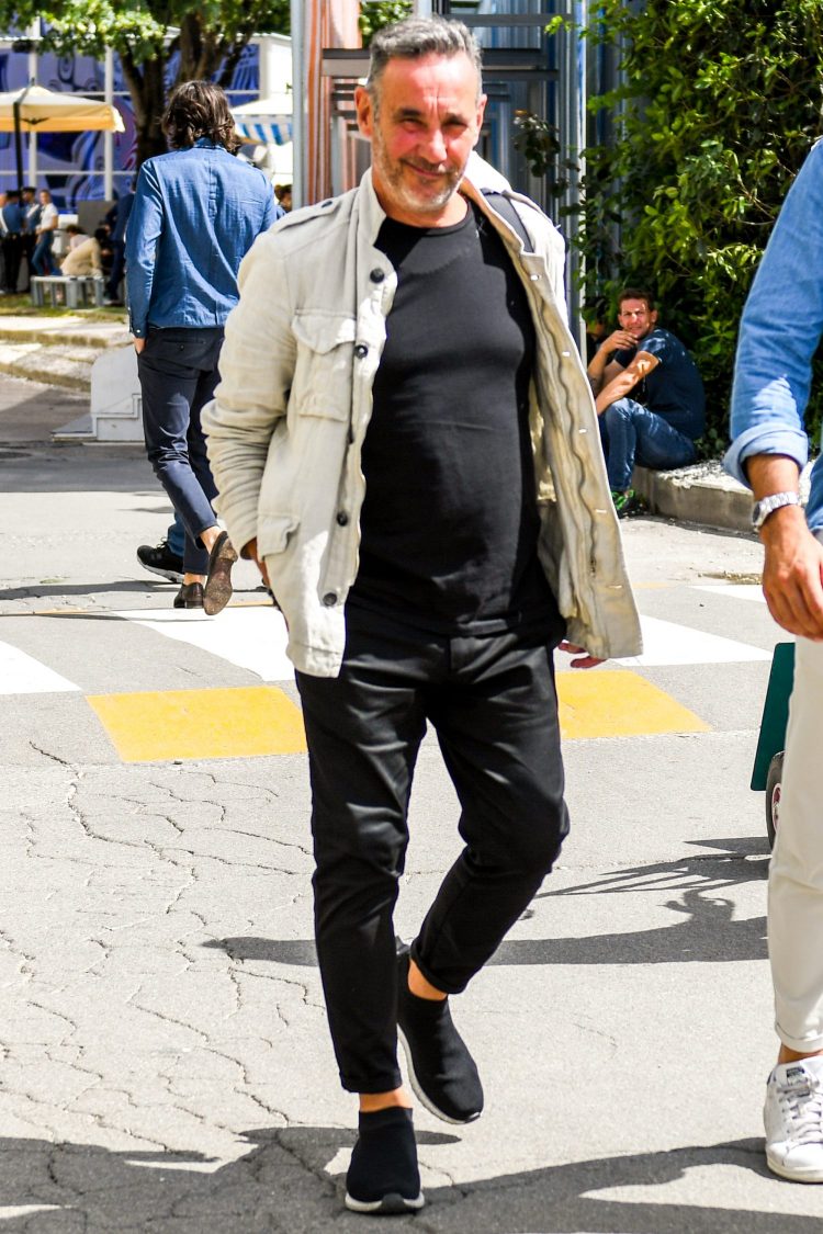 黒スラックスをメンズコーデの引き締め役に ブラックの特性を活用した旬な着こなしとおすすめアイテムを紹介 メンズファッションメディア Otokomae 男前研究所 ページ ページ