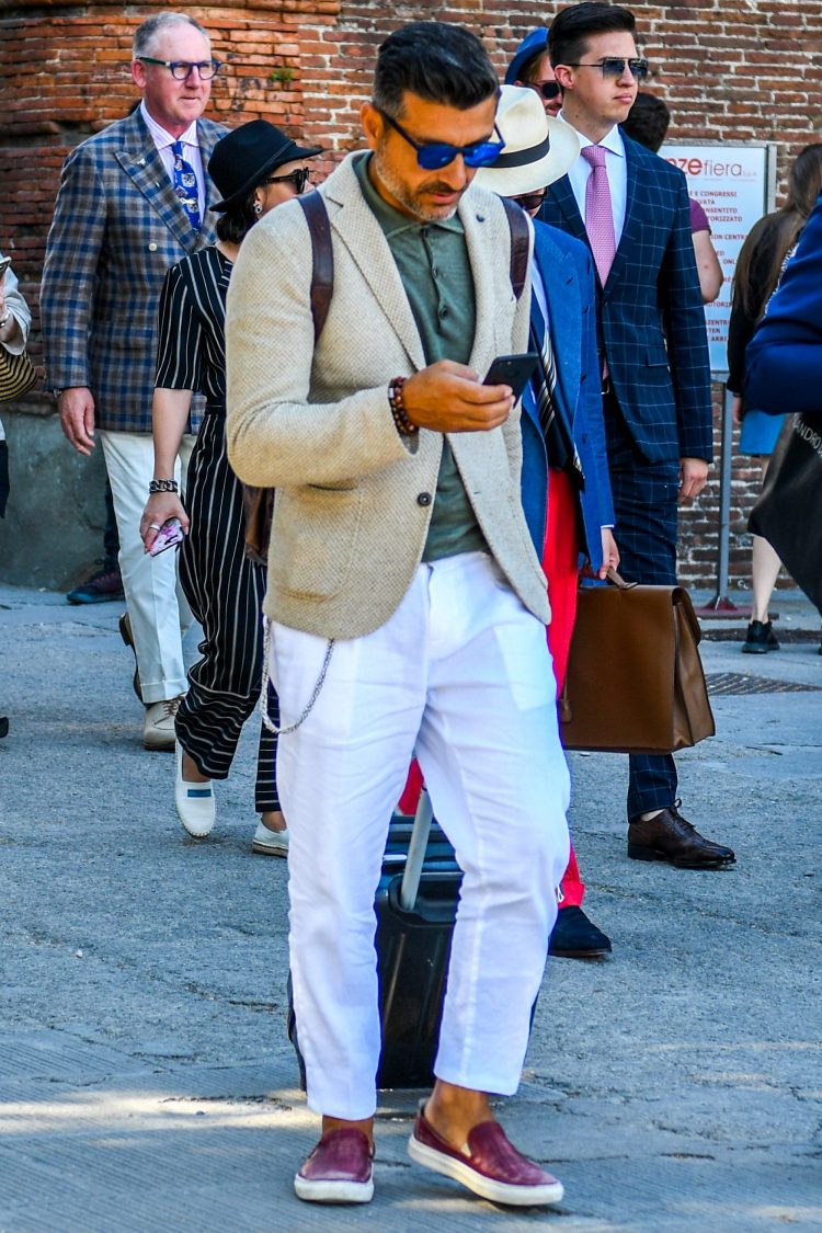 White jeans coordinate that is luxurious while injecting a sense of seasonality into colonial style