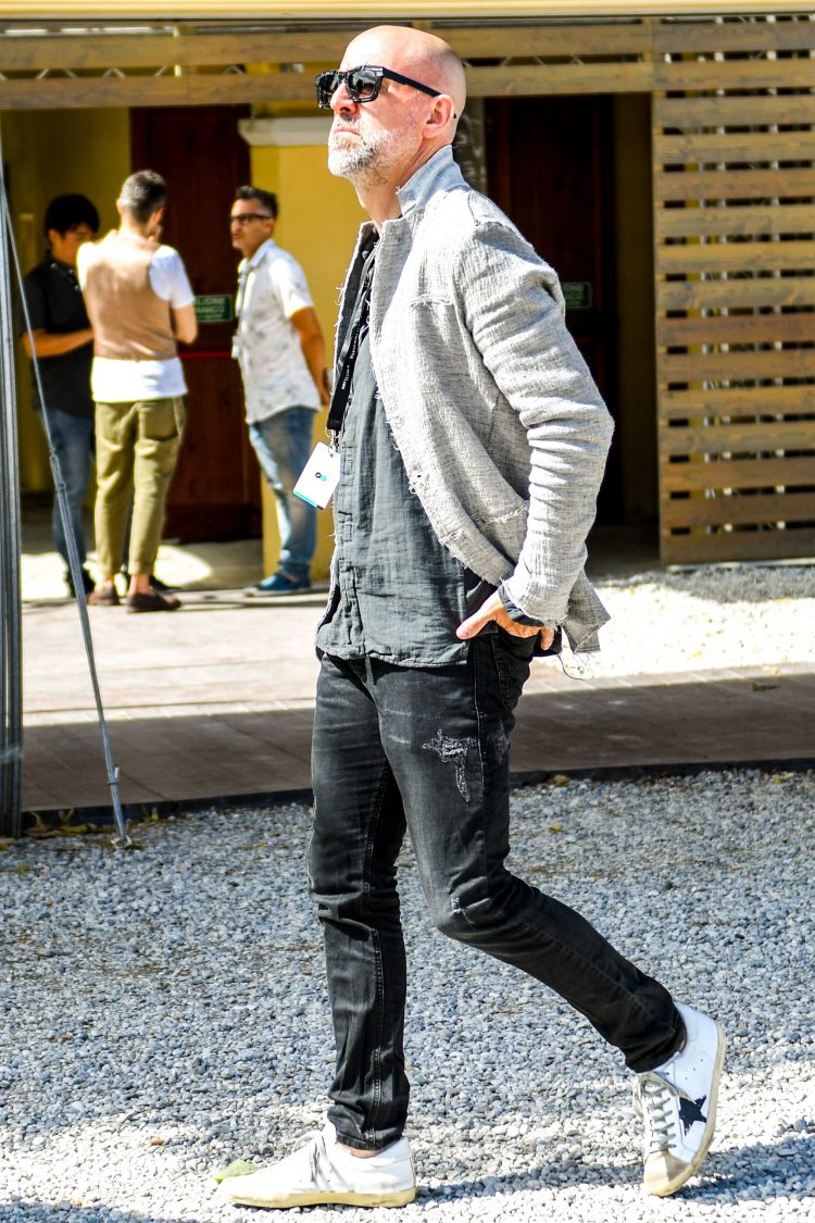 Washed black denim adds rhythm to a gray-based monotone coordinate
