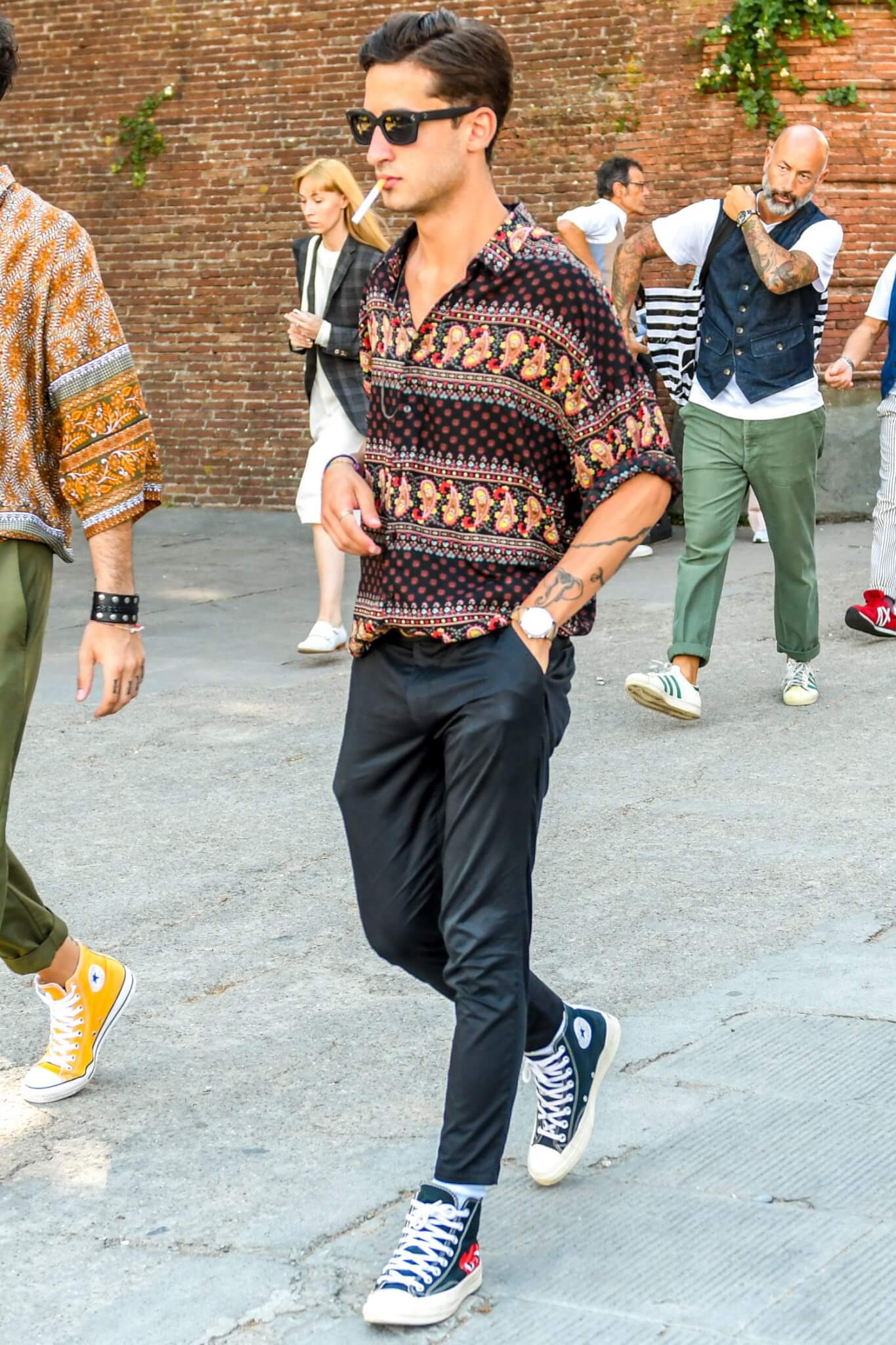 黒スニーカー メンズコーデ特集 アーバンシックにキメた着こなし 注目アイテム紹介 メンズファッションメディア Otokomae ページ 18 ページ 18