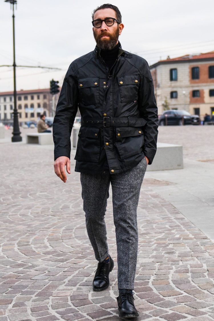 モダンな黒のフィールドジャケットと柄グレーパンツでコーデした冬のモノトーンスタイル