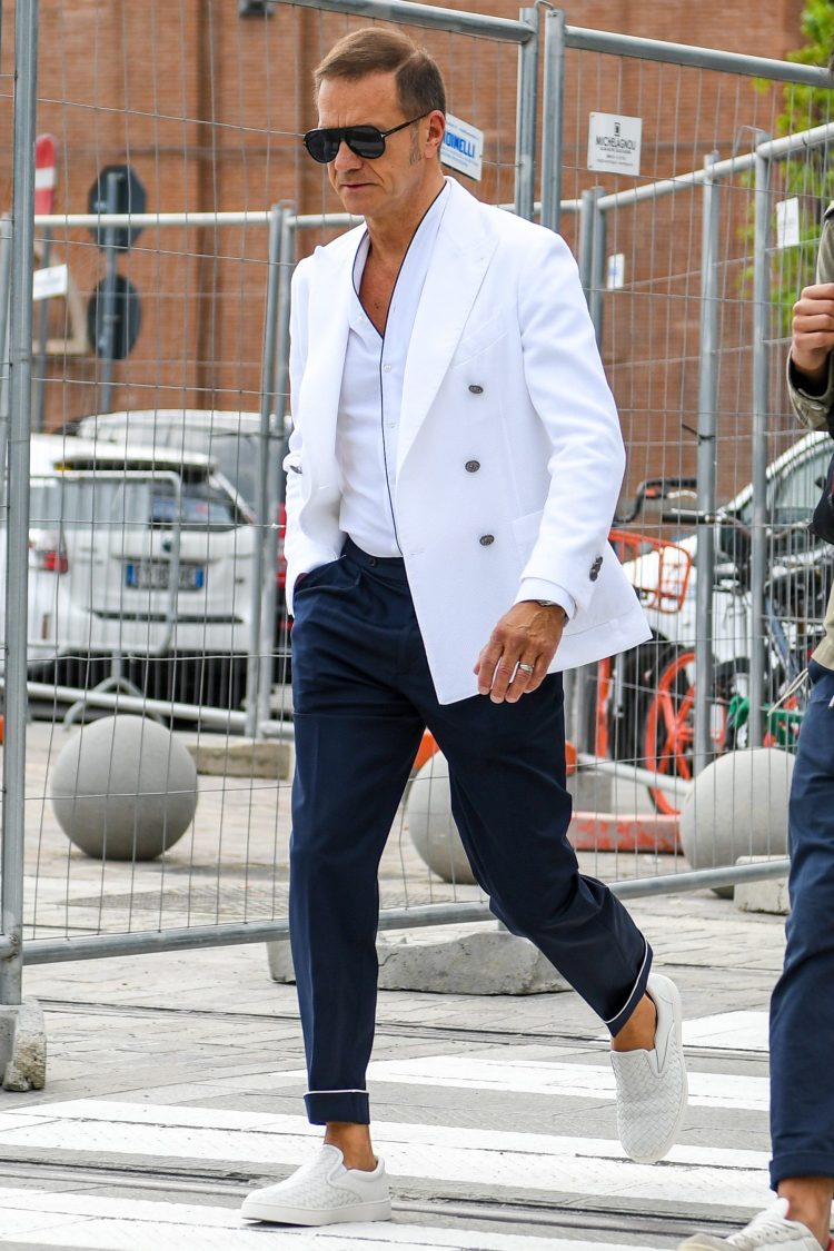 Adult jacket coordination with a white blazer and navy blue pants that accentuates the noble atmosphere