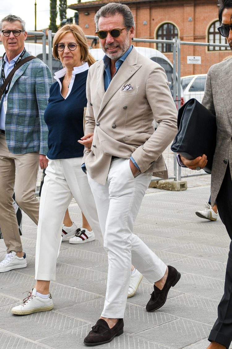 Using a chambray denim shirt as an inner layer to add a mischievous nuance to a clean jacket-briefs coordinate