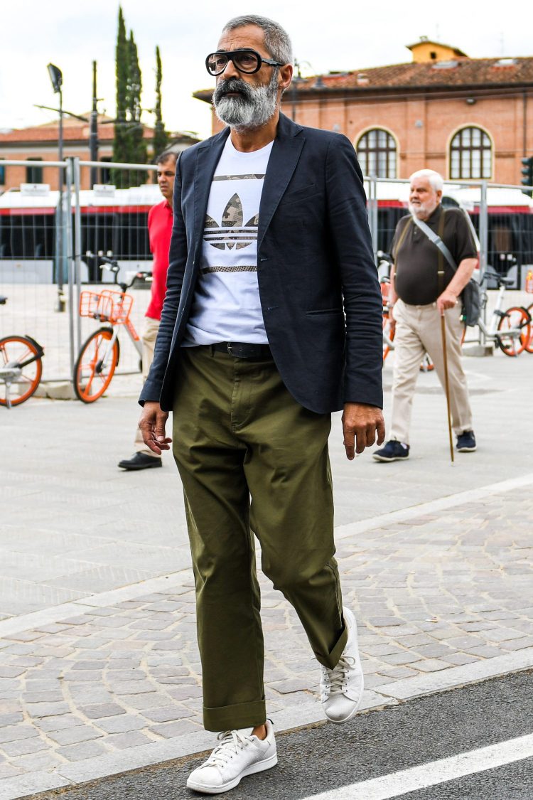 Add a military nuance to your jackets with a camouflage-patterned logo T and khaki pants
