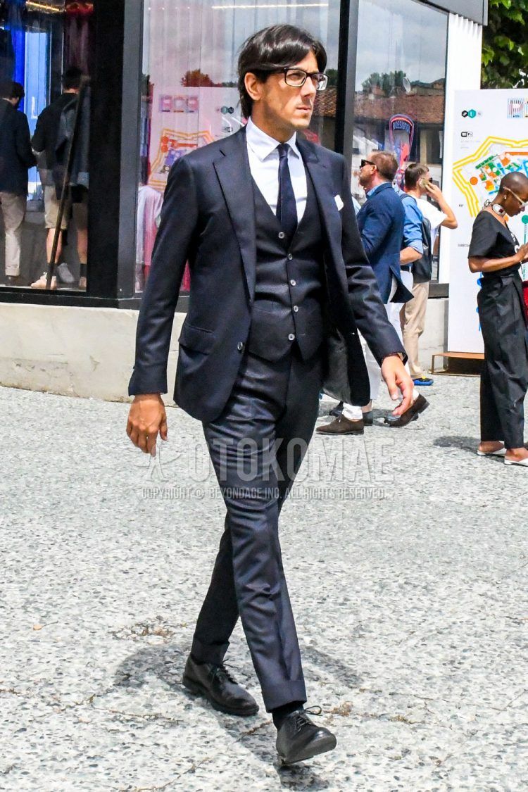 A summer-spring-fall men's coordinate outfit with plain glasses, plain white shirt, black straight-tip leather shoes, plain navy three-piece suit, and plain navy tie.