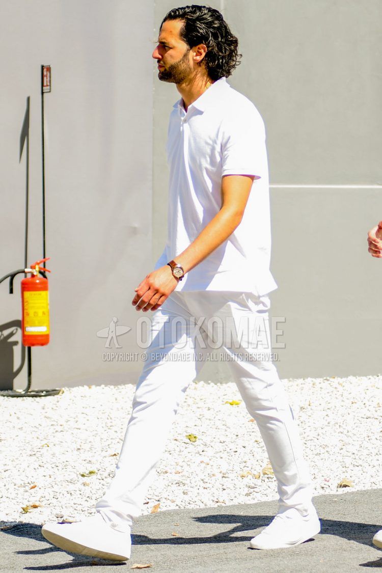 A men's spring/summer coordinate outfit with a plain white polo shirt, plain white cotton pants, and white low-cut sneakers.