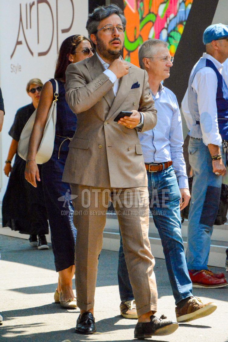 Men's spring, summer, and fall coordinate outfit with plain glasses, plain white shirt, brown tassel loafer leather shoes, and plain brown suit.