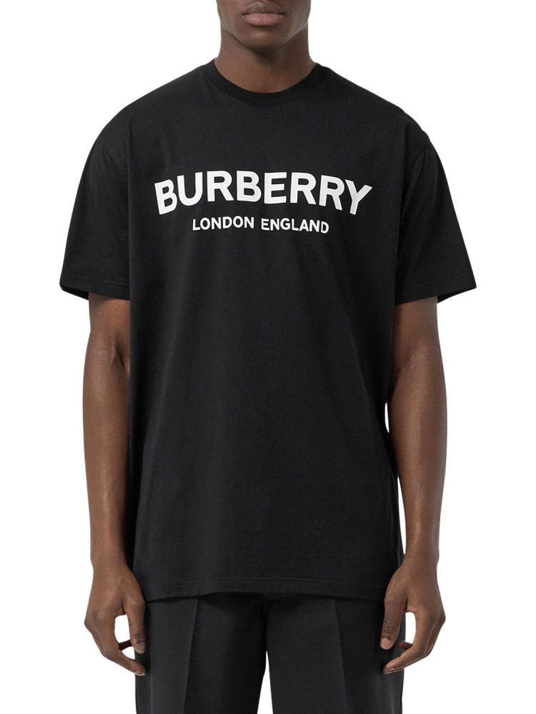 This is the best black T-shirt to use as innerwear for such a coordinate! " BURBERRY Logo Print Cotton Jersey T-Shirt