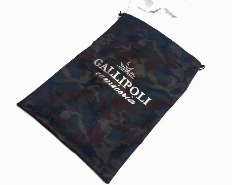 5月29日(水)～6月30日(日)の期間中、公式サイトでGALLIPOLI camiceriaを購入するとオリジナルのトラベルポーチがもらえる！