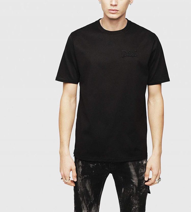 こんなコーデのインナー使いに最適な黒Tシャツはコレ！「DIESEL(ディーゼル)  DSLロゴTシャツ」