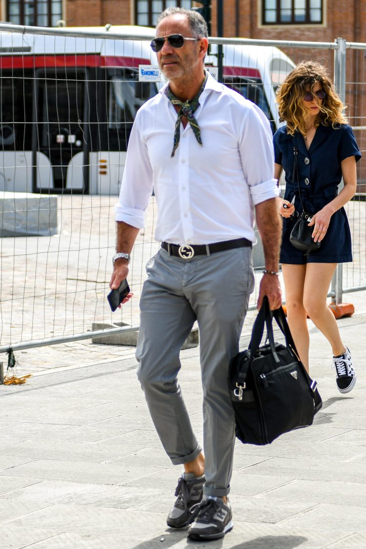 If you want to glam up your dress shirt coordinate, you can use a scarf around your neck.